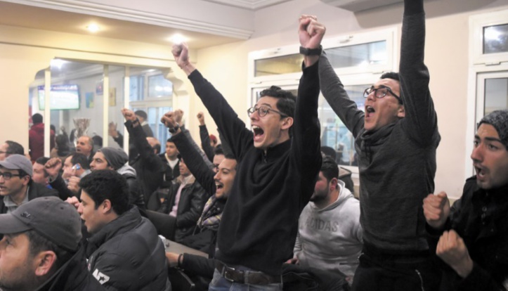 "One, two, three viva... Tunisie": joie à Tunis, déception à Alger