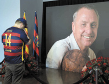 Un stade et une statue en  hommage à Cruyff à Barcelone