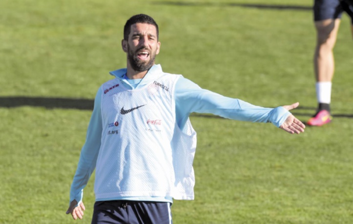 Arda Turan agresse un journaliste et claque la porte de la sélection