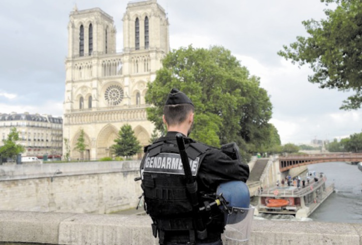 Attaque contre un policier devant Notre-Dame à Paris