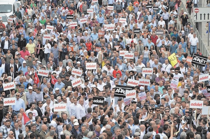 Marche pour la justice d’Ankara à Istanbul en protestation contre l’arrestation d’un député du CHP