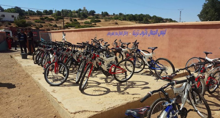 Le Rotaract Club Hippocrate fait don de 60 vélos   de collégiens d’Inmintlit