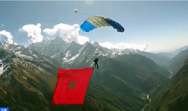 Anas Bekkali hisse le drapeau marocain sur l'Himalaya