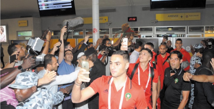 Bain de foule pour le Onze national à son arrivée à l’aéroport Felix-Houphouët Boigny