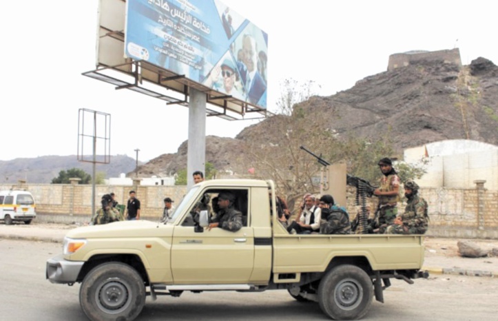 Des séparatistes encerclent le palais présidentiel à Aden