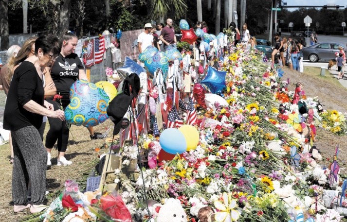 Retour angoissé au lycée pour les élèves et enseignants après fusillade en Floride