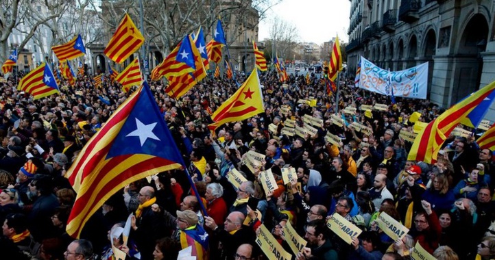 Des indépendantistes catalans défilent pour “la République maintenant”