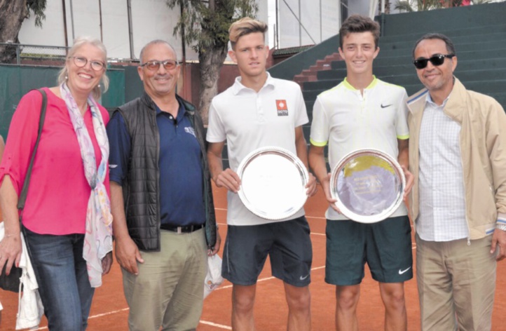 • Les vainqueurs du double Younes Lalami en compagnie du directeur du tournoi Mustapha Faïz et des parents Lalami