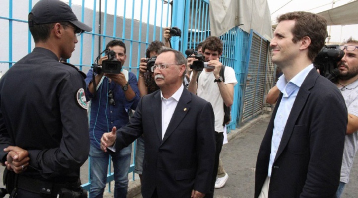 Un membre des forces de l’ordre marocaines refuse de saluer le président du préside occupé de Sebta Juan Jesús Vivas fortement critiqué et le policier encensé