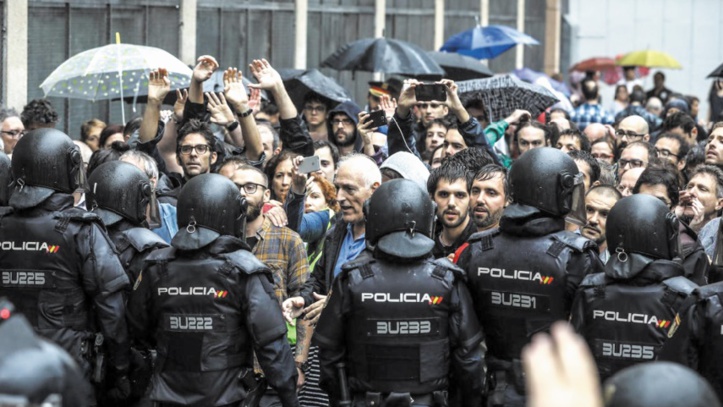 Madrid rappelle à l'ordre le président catalan après les violences à Barcelone