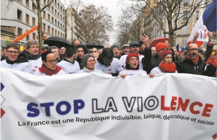 10.000 “foulards rouges” défilent à Paris pour défendre la démocratie et les institutions