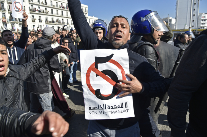 A Alger, les manifestants aiguisent leurs armes dans des cours de droit sauvages