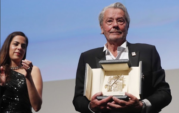 En larmes, le monstre sacré du 7ème art Alain Delon honoré à Cannes