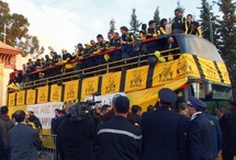 Parade triomphale du MAS en bus à impériale