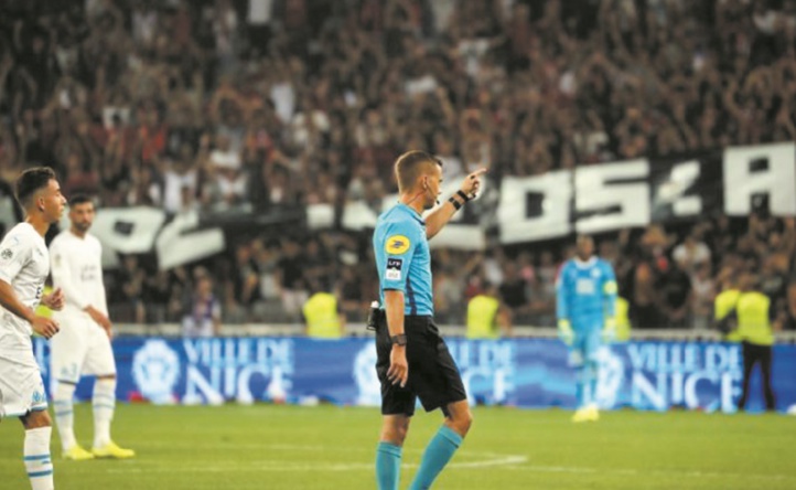 Ligue 1: Nice-Marseille interrompu pour homophobie, Lille domine Saint-Etienne