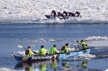 Au Québec, une course de canots sur l’eau et sur la glace