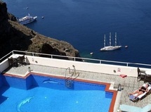 L’île grecque de Santorin essaie d’ignorer la crise