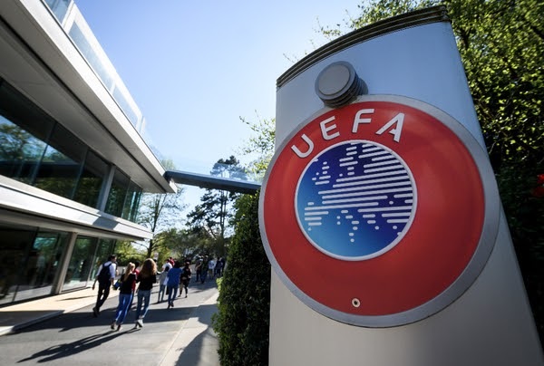 L'UEFA formalise le report des finales de C1 et C3