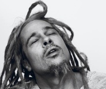 People : Brad Pitt pose avec des dreadlocks