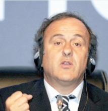 Michel Platini, président de l’UEFA : "On aurait peut-être besoin de la vidéo pour le hors-jeu"