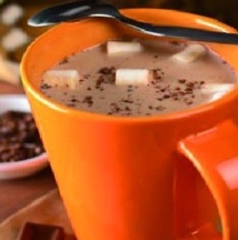 Le chocolat chaud a un meilleur goût dans une tasse orange