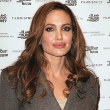 Angelina Jolie va interpréter sa mère au cinéma