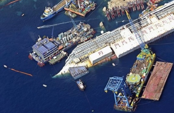 Le redressement du Costa Concordia, un pari fou