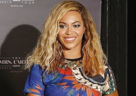 People : Beyoncé se fait tirer hors de la scène par un fan !