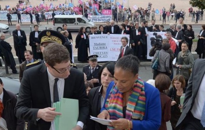 La France s’indigne face aux propos racistes contre Taubira