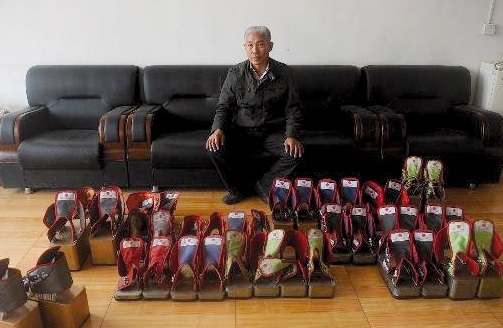 Un Chinois y va avec des pieds de plomb... mais un coeur léger