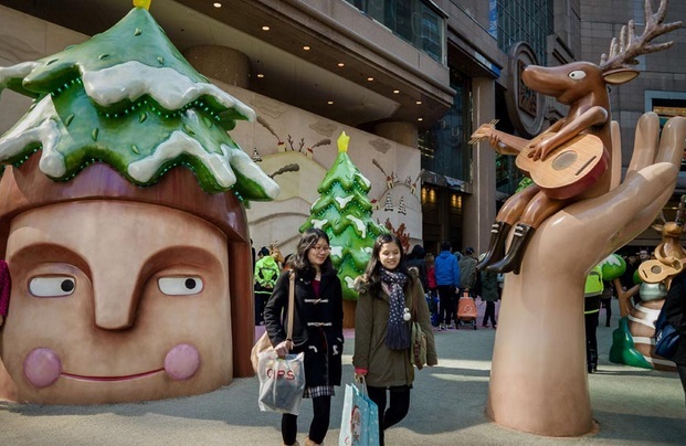 Débauche de décorations dans les centres commerciaux de Hong Kong