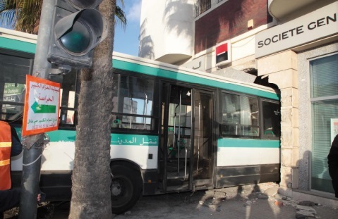 Un bus enfonce une agence bancaire à Casablanca