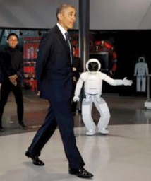 Obama joue au foot avec un robot japonais