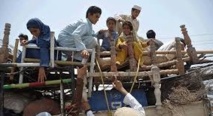 Des milliers de civils fuient l’offensive militaire au Waziristan  à la faveur d’un assouplissement du couvre-feu
