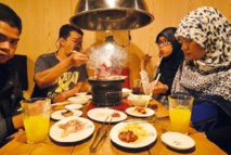 Salles de prières dans hôtels et aéroports, cuisine halal, le Japon se met au "muslim friendly"