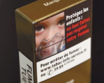 ​Paquet de cigarettes neutre : les fumeurs australiens rapidement convaincus