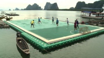 ​Dans le sud de la Thaïlande, un terrain de foot flottant remet une île à flot