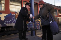 A la gare de Bratislava, des sans-abris sont promus bagagistes