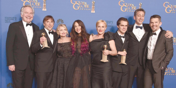 Jonathan Sehring, Richard Linklater, Cathleen Sutherland, Lorelei Linklater, Patricia Arquette, Ellar Coltrane,  John Sloss, Ethan Hawke avec leurs Golden Globes obtenus pour le film “Boyhood”