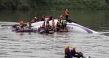 Un avion de TransAsia tombe dans une rivière à Taipei à Taïwan