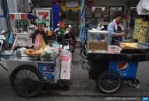 Chasse aux marchands ambulants sur les trottoirs de Bangkok