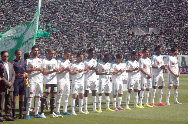 Ici les  Verts observant la minute de silence en l'hommage des victimes du terrible accident de Tan-Tan