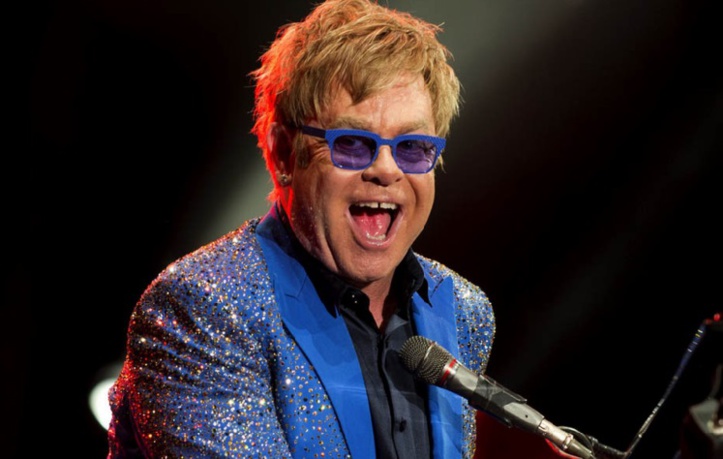 ​Elton John fait pleurer une hôtesse d’accueil et s'excuse en plein concert