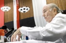 Attaque, défense: Blatter toujours au centre du jeu