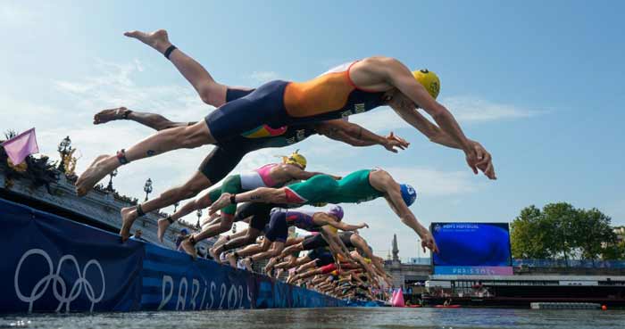 Après les sueurs froides, les triathlètes sont entrés en Seine