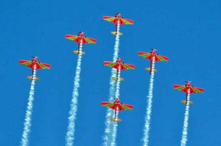 Un spectacle captivant de l’équipe de voltige « Marche Verte » à M’diq et Martil