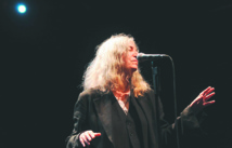 Près de quarante après, Patti Smith pleure en retrouvant ses objets volés