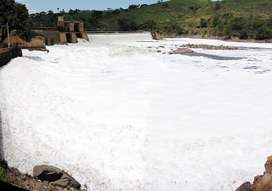 Une ville dévastée par la rupture d'un barrage au Brésil