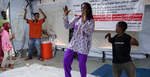 Sous la tente, une rappeuse soudanaise chante la guerre et l'espoir