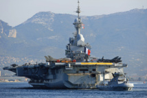 Le porte-avions français Charles de Gaulle fait route vers le Golfe